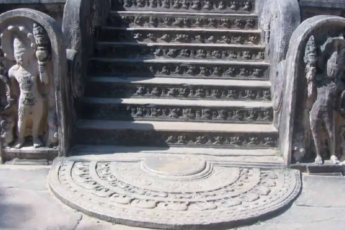 Traditional temple architecture in Sri Lanka[cite: 4]